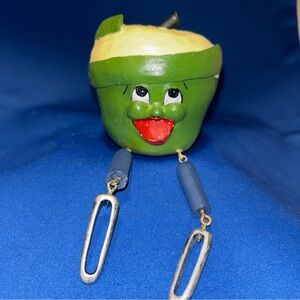 WMG Anthropomorphic Face Apple Fruit Shelf Sitter  2006